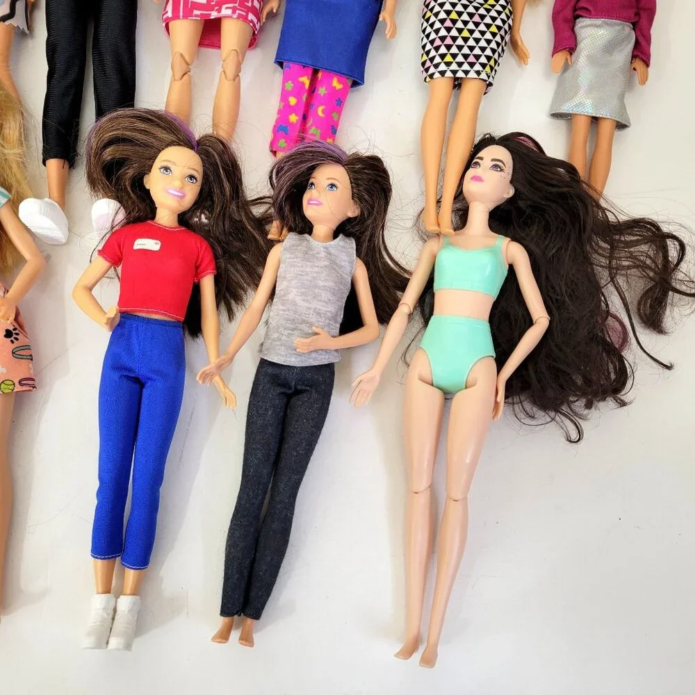 Lot Of 12 Mixed Barbie & Ken Dolls With Various Outfits & Accessories - Picture 4 of 7